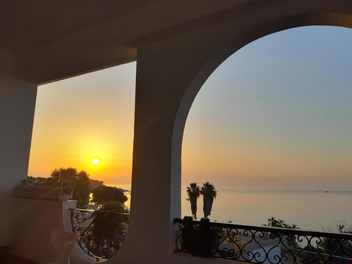 B&B Sea Terrace Ачи Костелло Экстерьер фото